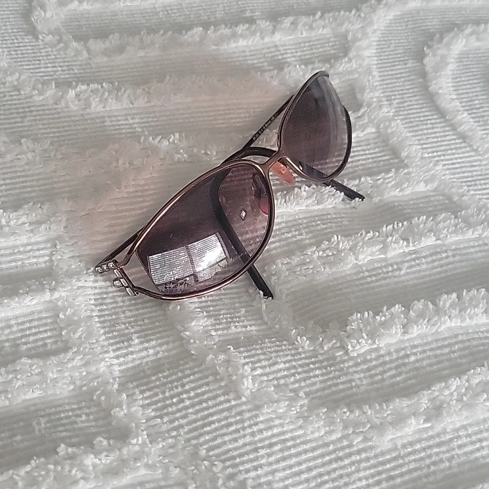 FENDI Sunglasses 👓 - Picture 2 of 11